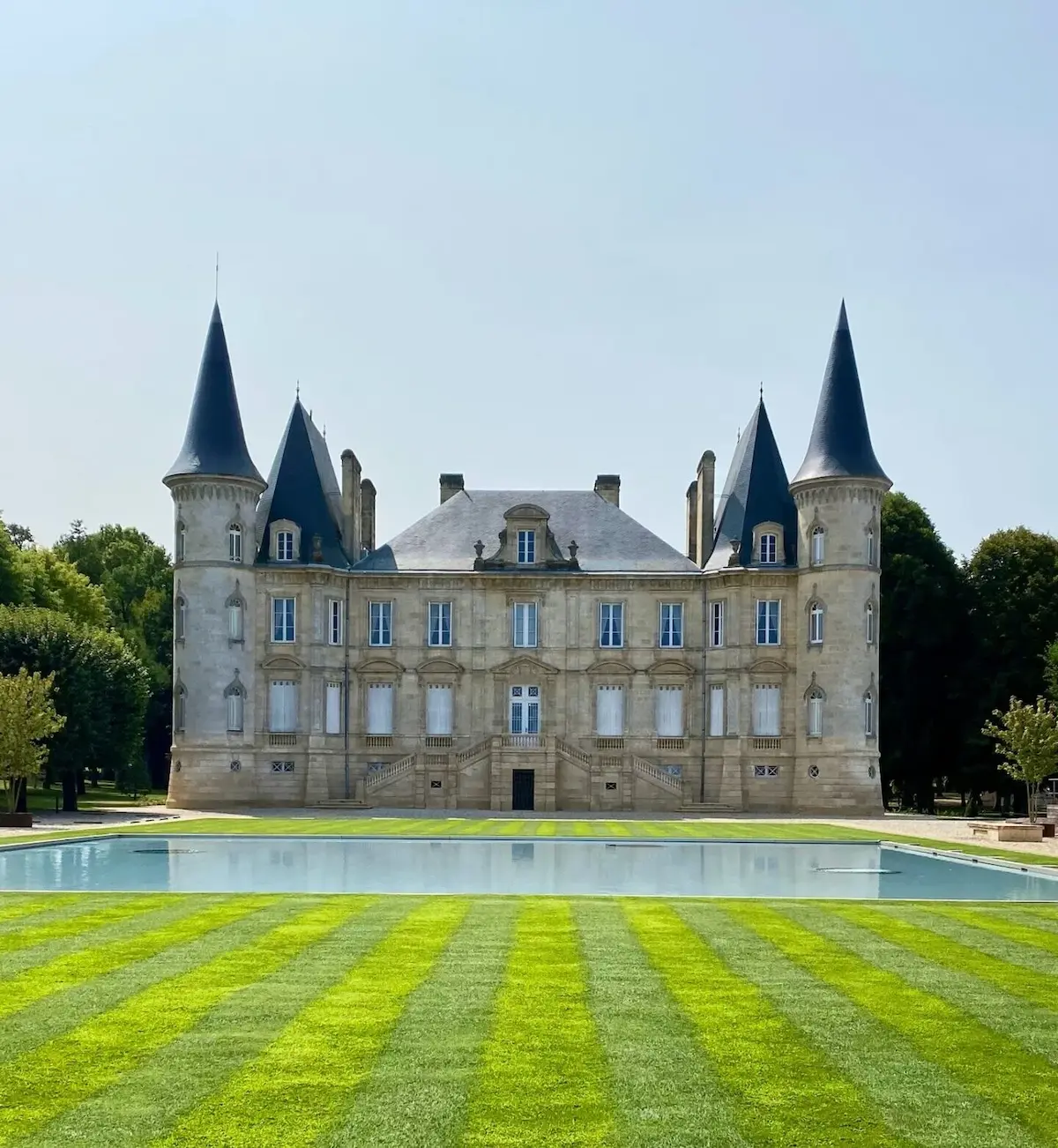 Private wine tour guests tasting Médoc grand cru at a Bordeaux château