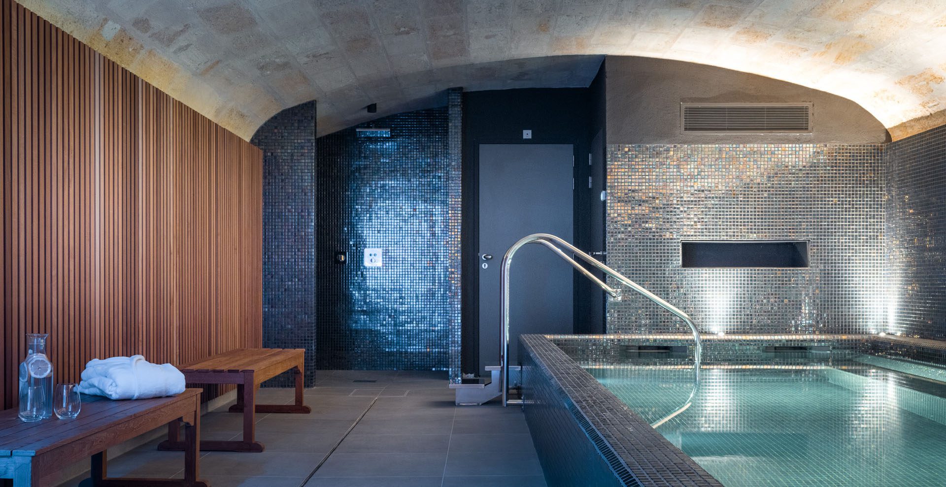 Spa and pool at Hotel Villas Foch in Bordeaux