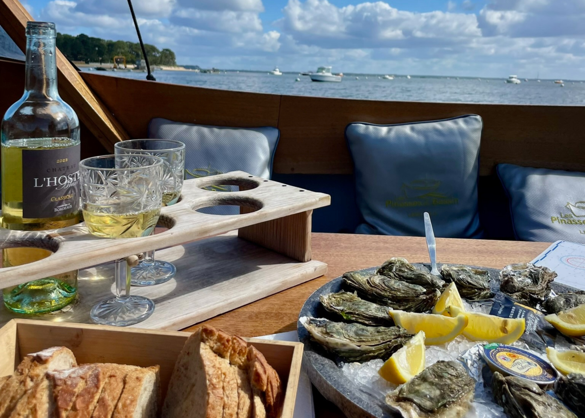 Expérience huitres et vin blanc sur une pinasse 