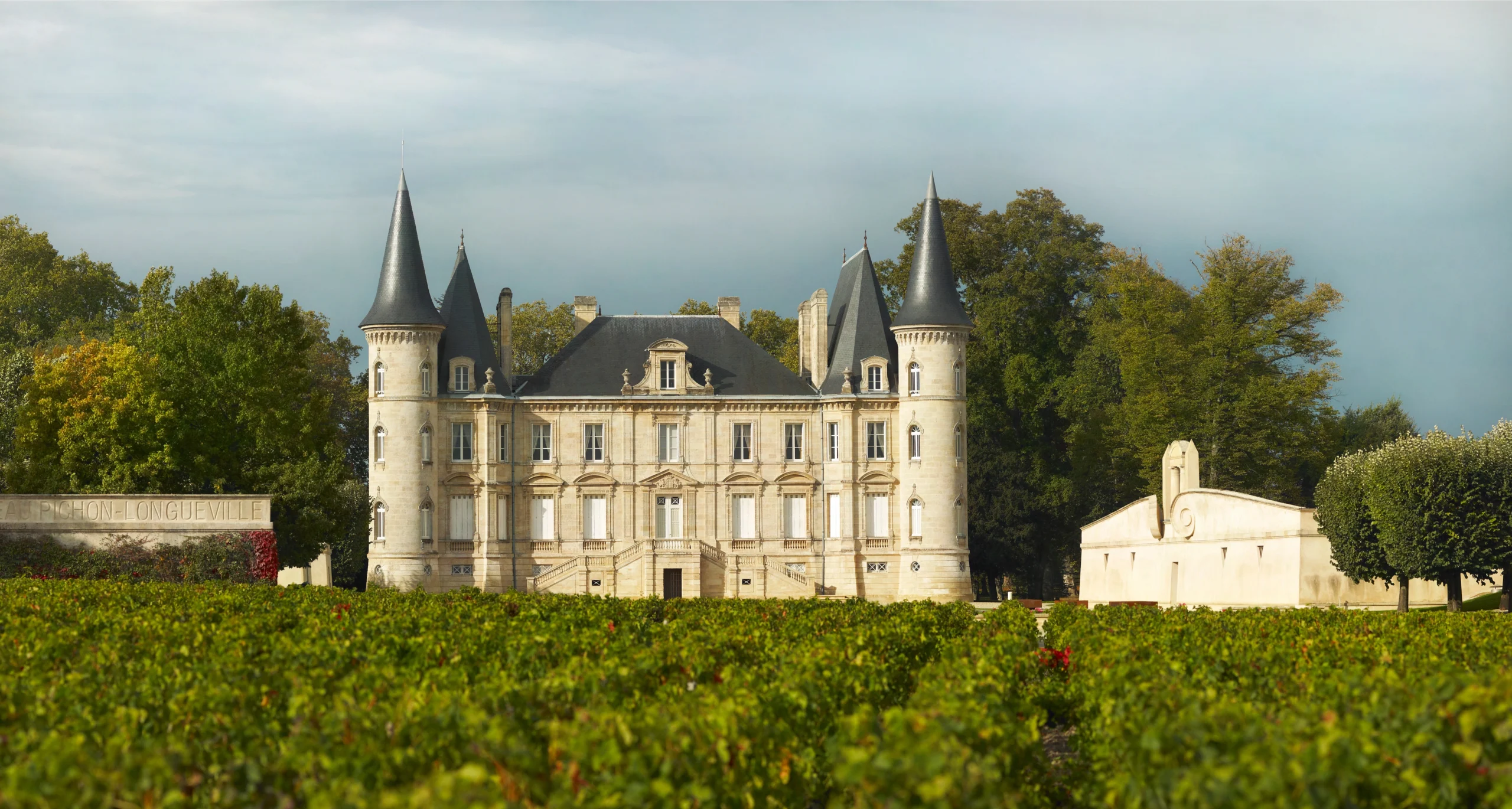 A classified Médoc château surrounded by its vineyards, a symbol of the 1855 classification